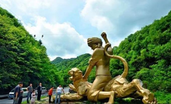 1975年，湖北神农架几名妇女正在田里挖洋芋时，一位女孩因为内急跑去树林中解决，