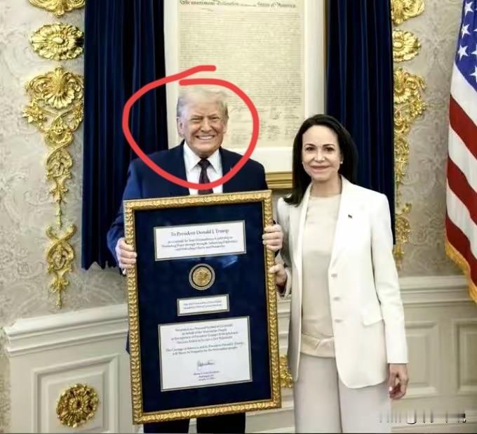 美国也真是没落了，二手诺贝尔和平奖都能让总统咧嘴笑2025年诺贝尔和平奖得主马