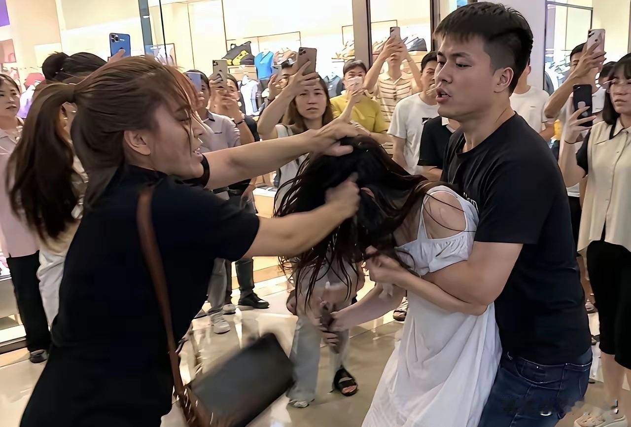 路边看到原配打小三，我真想上去说两句。说实话，打小三的女人都是傻子。你打她干