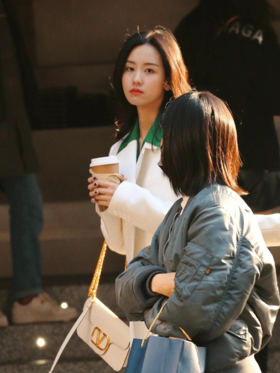 陈都灵早年被上海街头摄影师抓拍的照片