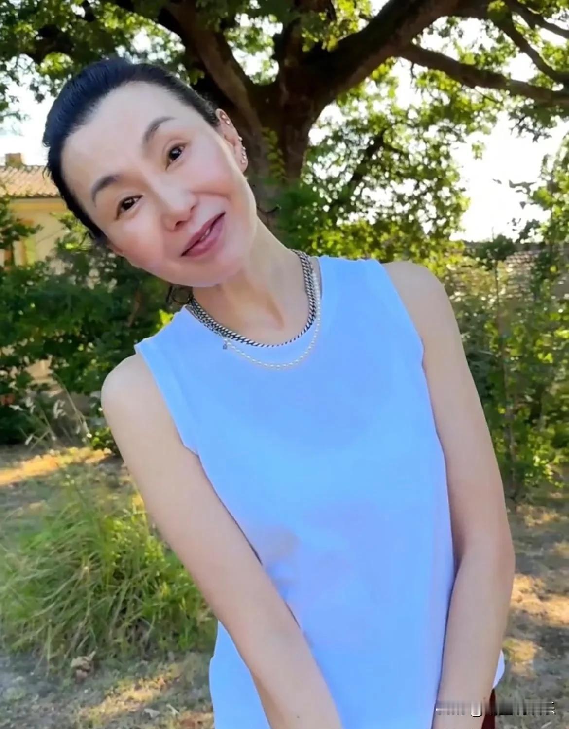 张曼玉着几十元穿搭久违露面，看起来低调松弛又气质，简单的衣服被她穿出了优雅范