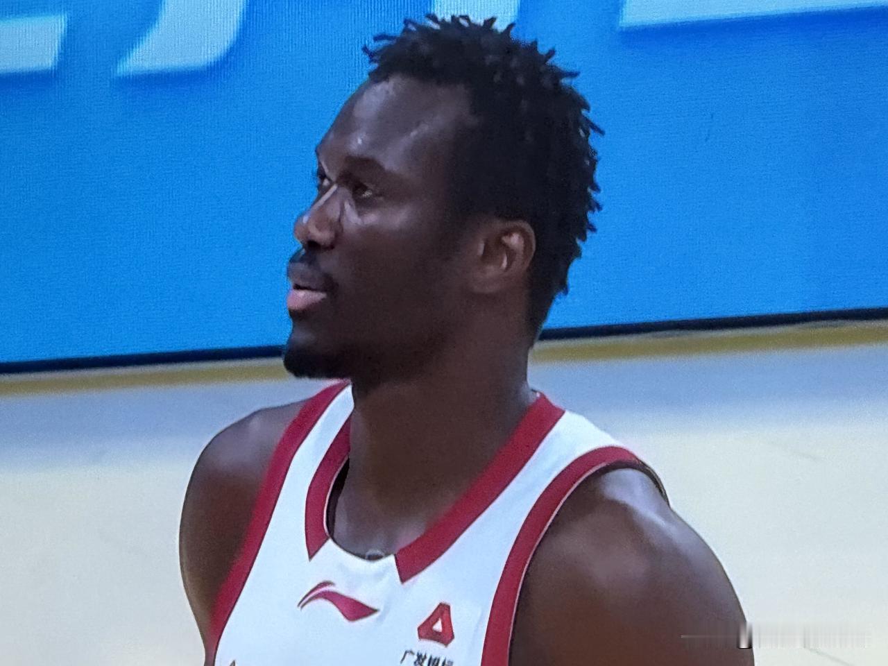 Cba8进4打得热火朝天。上半场结束。广厦48:48山西。深圳55:54浙