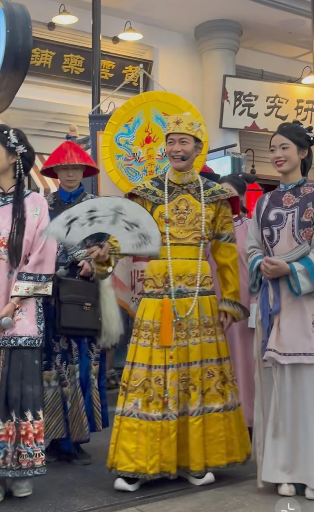 江华这台“法拉利”真优质啊！他去佛山景区商演，他穿着龙袍cos雍正，这件龙袍做工