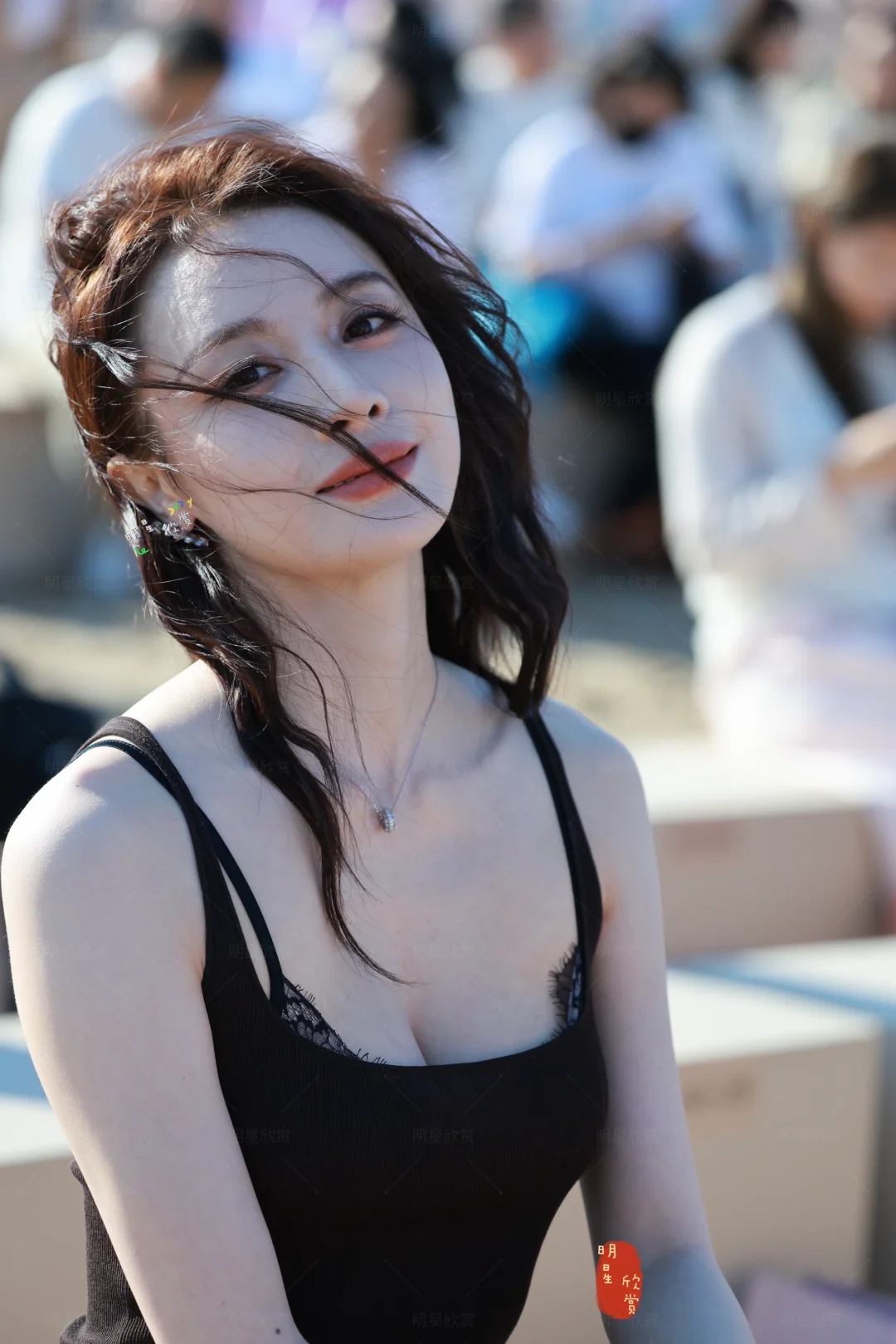 隆妮阿那亚吹吹海风，令人着迷