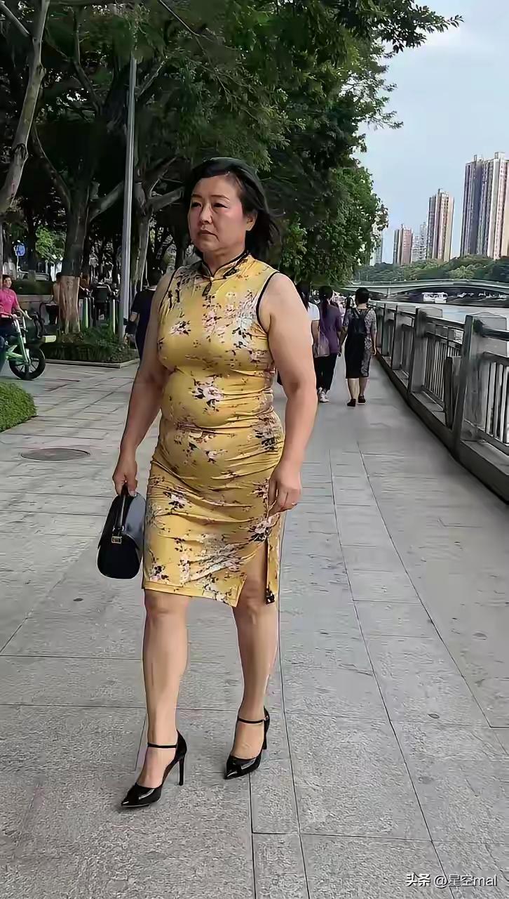 有人发了一张穿旗袍的照片，然后说自己一辈子不穿旗袍了！旗袍没罪啊，穿旗袍也没