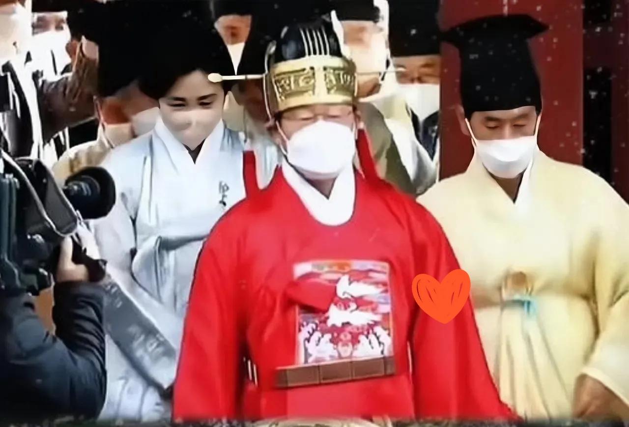 李在明这一跪，把多少人的脸都打肿了。瞅瞅人家身上那件，正儿八经的“仙鹤补子”