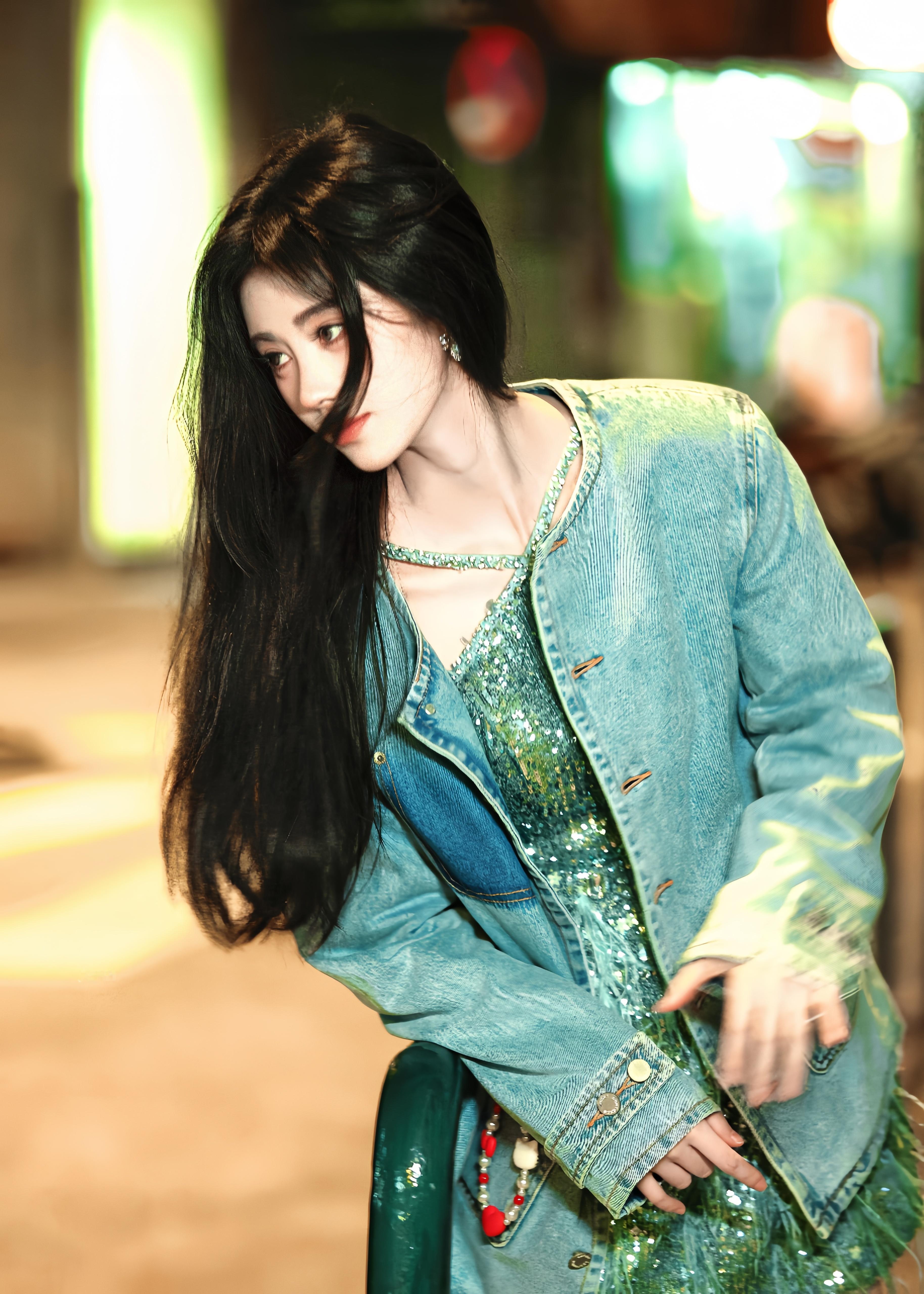 鎏金夜色落于眉眼，自带耀眼璀璨光芒✨鞠婧祎​​​