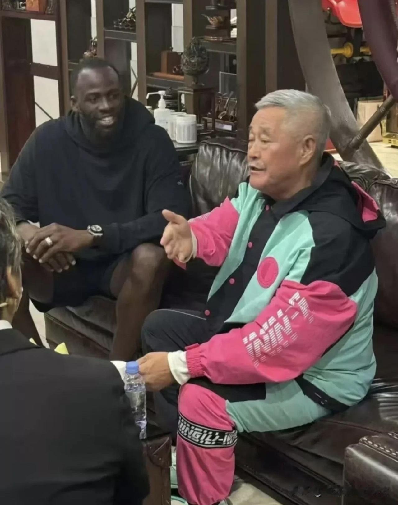 本山大叔的颜值不高，但他真的挺会打扮自己的，穿搭时尚，老了也是一个有品味的大爷