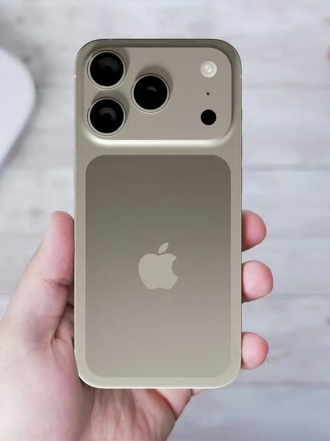 iPhone17Pro长得像充电宝你还别说，挺像的，一个背吸款的充电宝。但你见