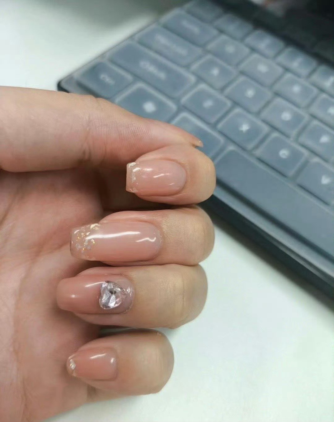 同事怀孕了，让我把新做的美甲卸掉