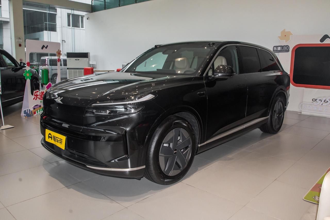 乐道L90月销量再次跌至2000台以内。乐道L90这个车型是乐道的旗舰大型SU