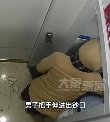“想钱想疯了！”6月18日报道，上海，一男子心术不正，在凌晨的时候，把脸蒙住来到
