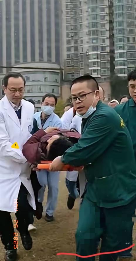 高二17岁男孩体育课突然晕倒，昏迷不醒，老师赶紧叫了120送到医院，医生检查抽血