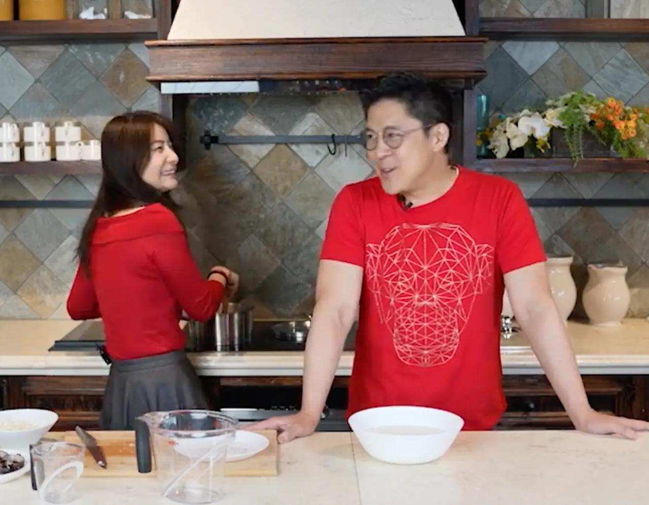 郭晶晶视频里有个细节，99%的人都看漏了！2月19日深夜，霍启刚郭晶晶合体发视