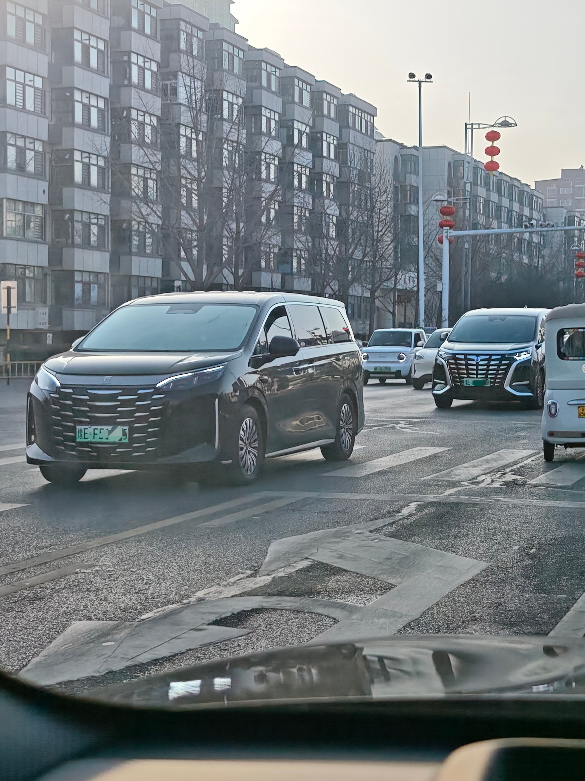 比亚迪夏和腾势D9同框单看车头的气势和尊贵程度，能看出超过10万的差价吗？