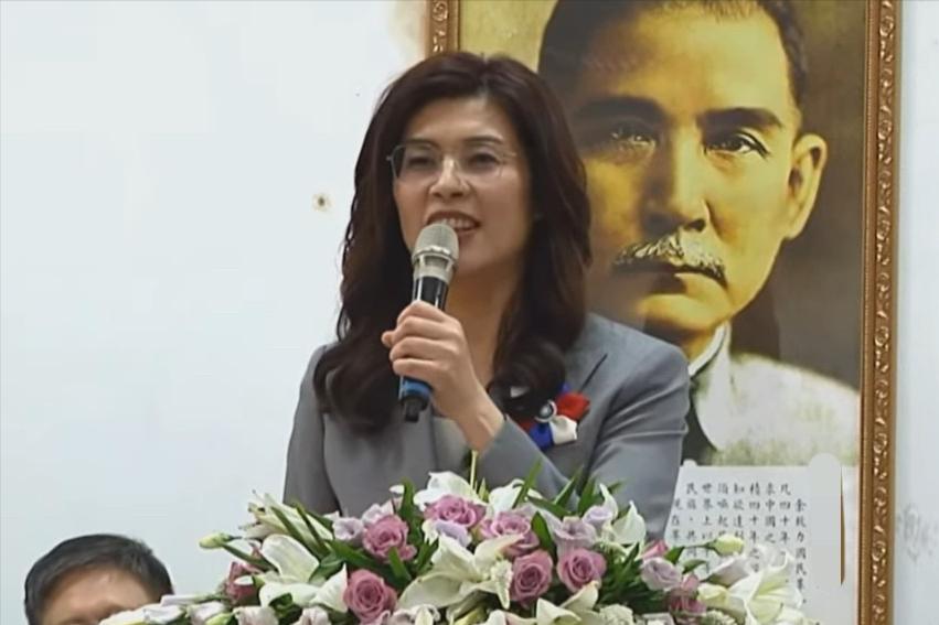 郑丽文绝对是条汉子，在吴子嘉的敲诈之下，今天在新竹的行动中常会上，依然提到了陈见