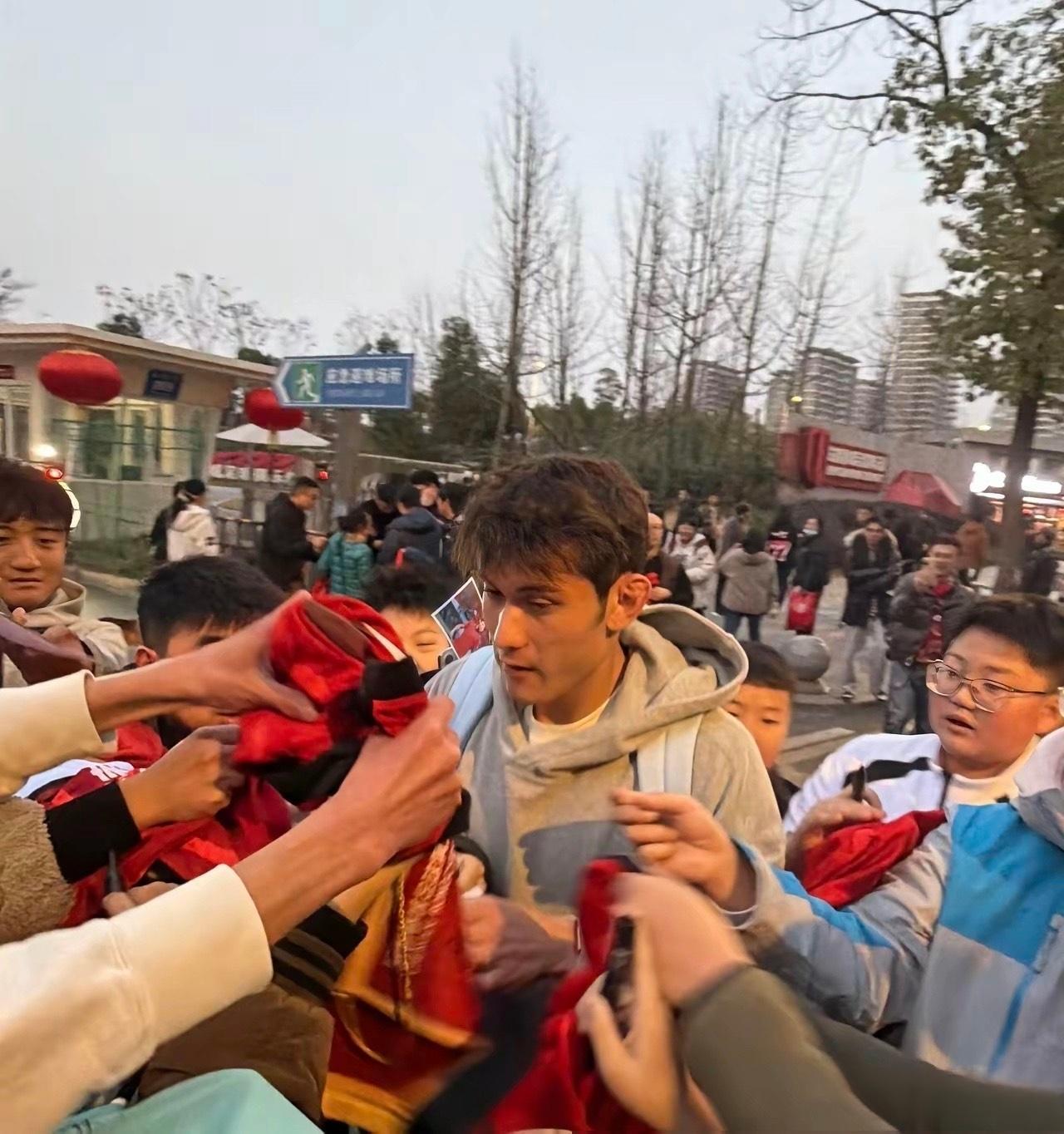 拜合拉木在蓉城训练基地的出现，简直就像一颗重磅炸弹，引爆了球迷们的热情！他被球迷