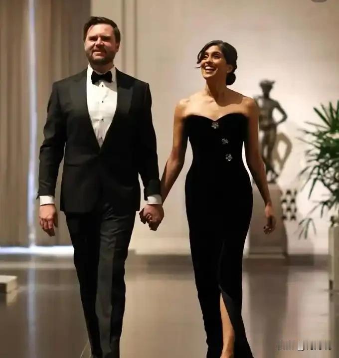 美国媒体爆料，副总统万斯老婆是印度裔，家里聘用了23个印度人。马斯克伴侣是印加