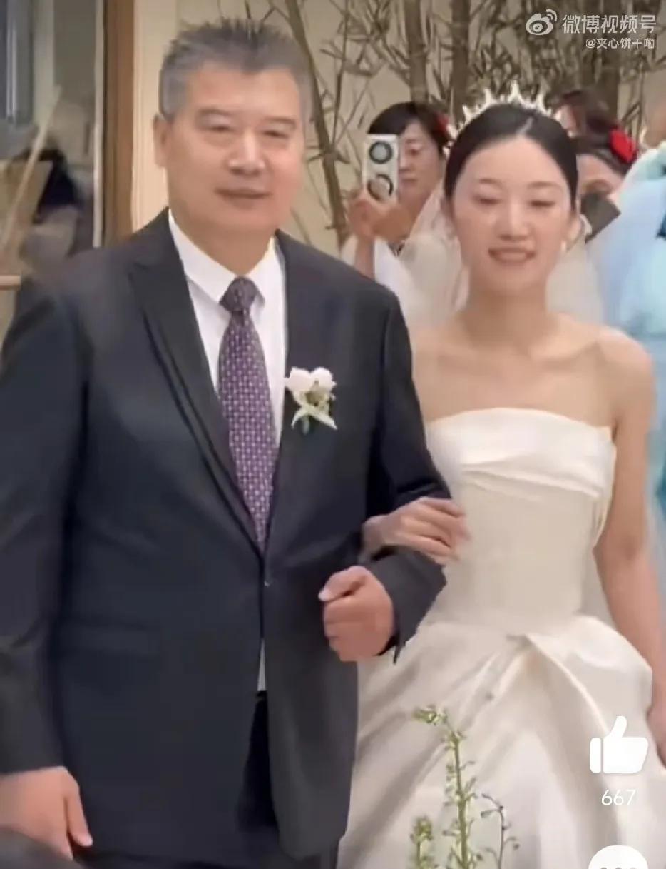 快讯，6月7日高考日，国乒总教练李隼女儿李婷出嫁，现场星光熠熠，王楠、张怡宁、李