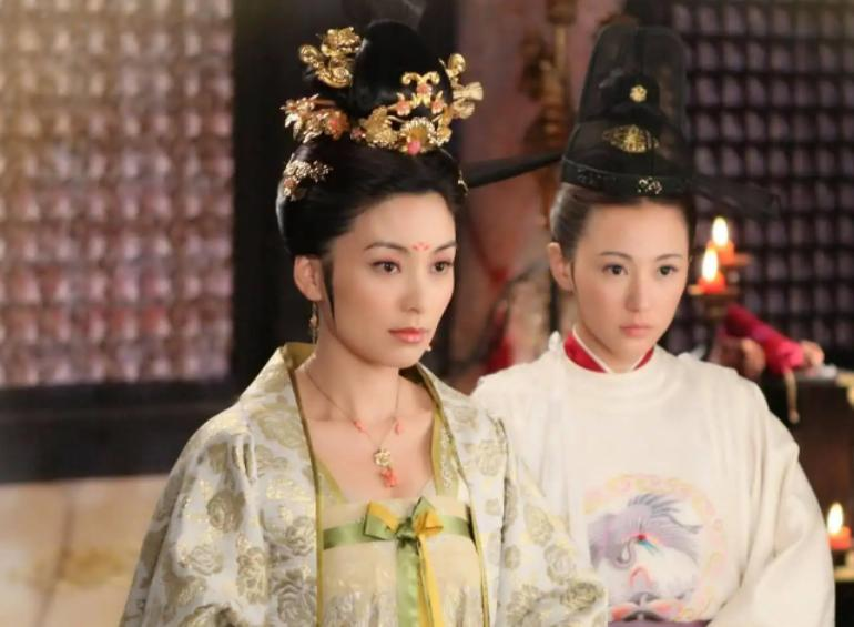 武则天下令，让28岁的宰相李迥秀迎娶<em>张易之</em>50岁的老娘。这可苦了李迥秀，他本想