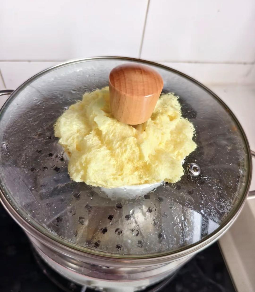 今天老婆想吃蒸鸡蛋。我说这活我也干过好几回了，没问题。照着手机教程打了个蛋，加水