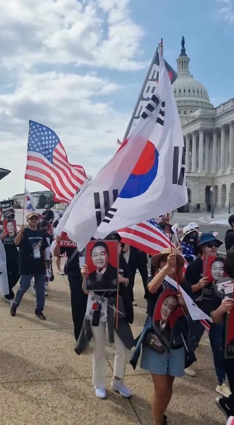 当地时间9月20日，一群支持尹锡悦的韩裔美国人（或韩国人）在美国国会大厦前游行，