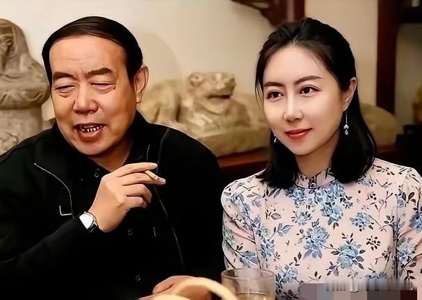 贾浅浅这事最荒唐的还不是抄袭。是她抄袭的，不是别人，正是亲爹。她那篇写贾