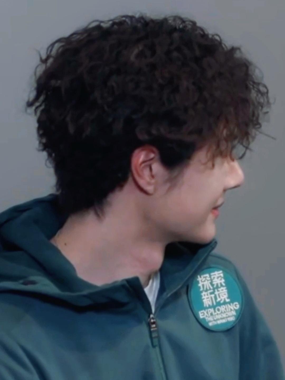 大家看看，博哥喉结那里怎么红了