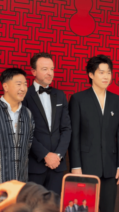 王楚钦参加Qeelin大展，品牌创始人和全球CEO亲自到场外迎接，这排面杠杠的