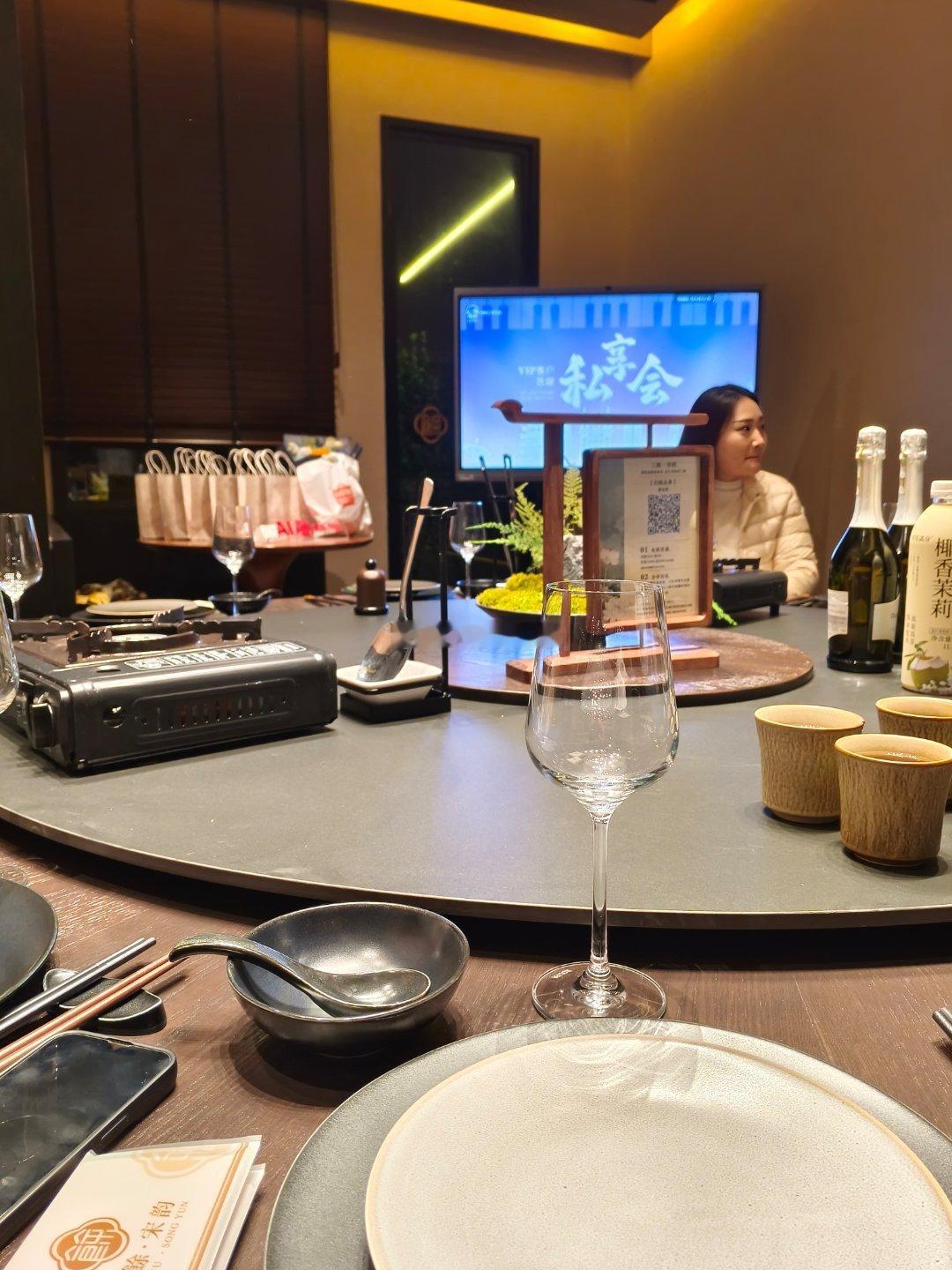 陪媳妇参加一个宴席