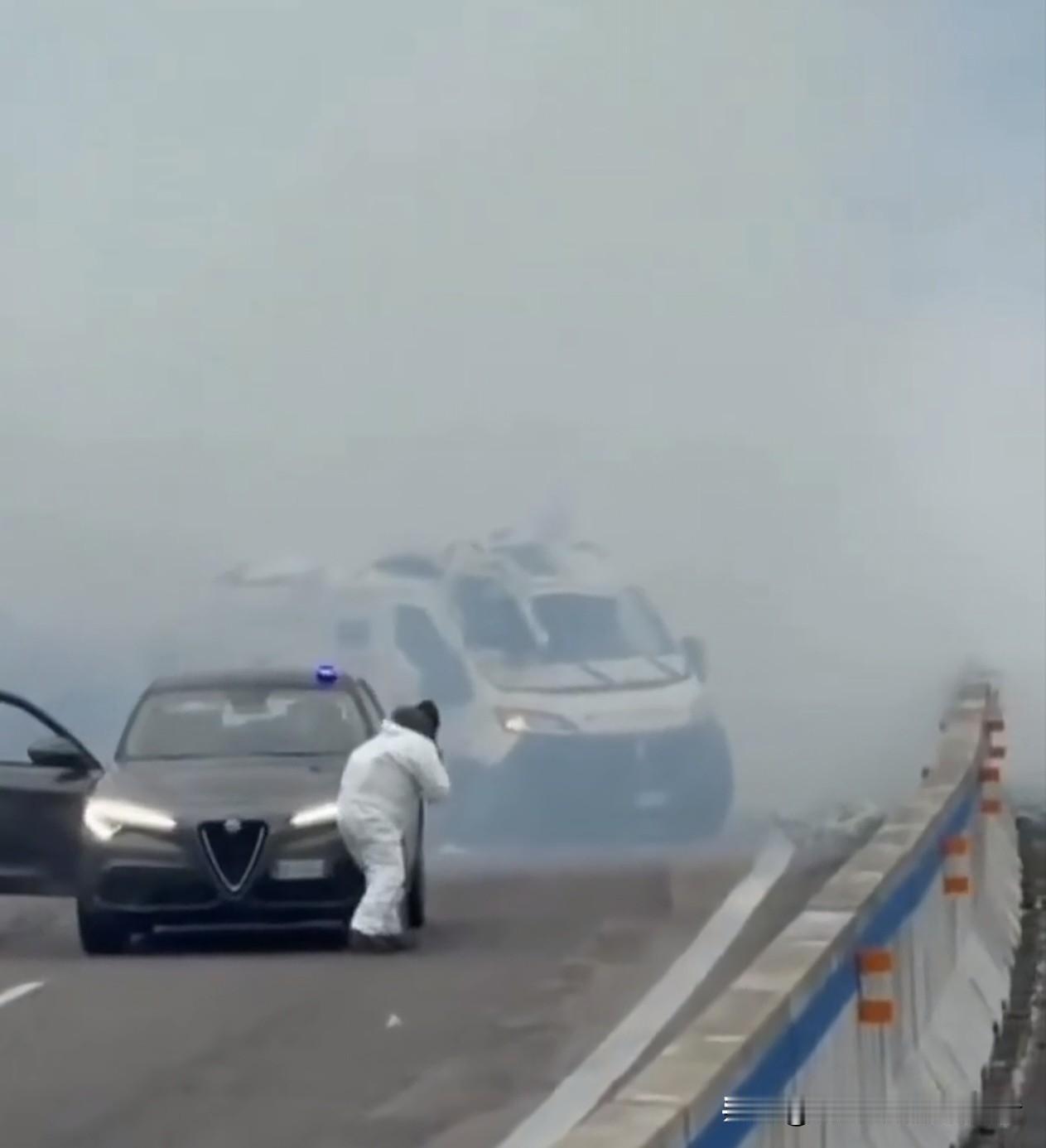 意大利劫匪公然武装抢劫运钞车，还伪装成警车。欧洲都流行这样的段子：只偷不抢法