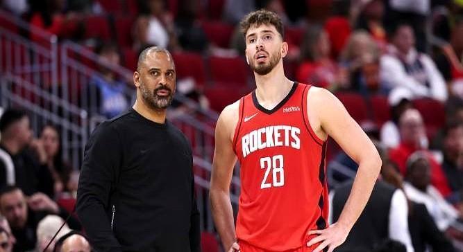 别盯着杜兰特的31分了。火箭掀翻西部第一，真正的剧本藏在那个坐在板凳席开端的小