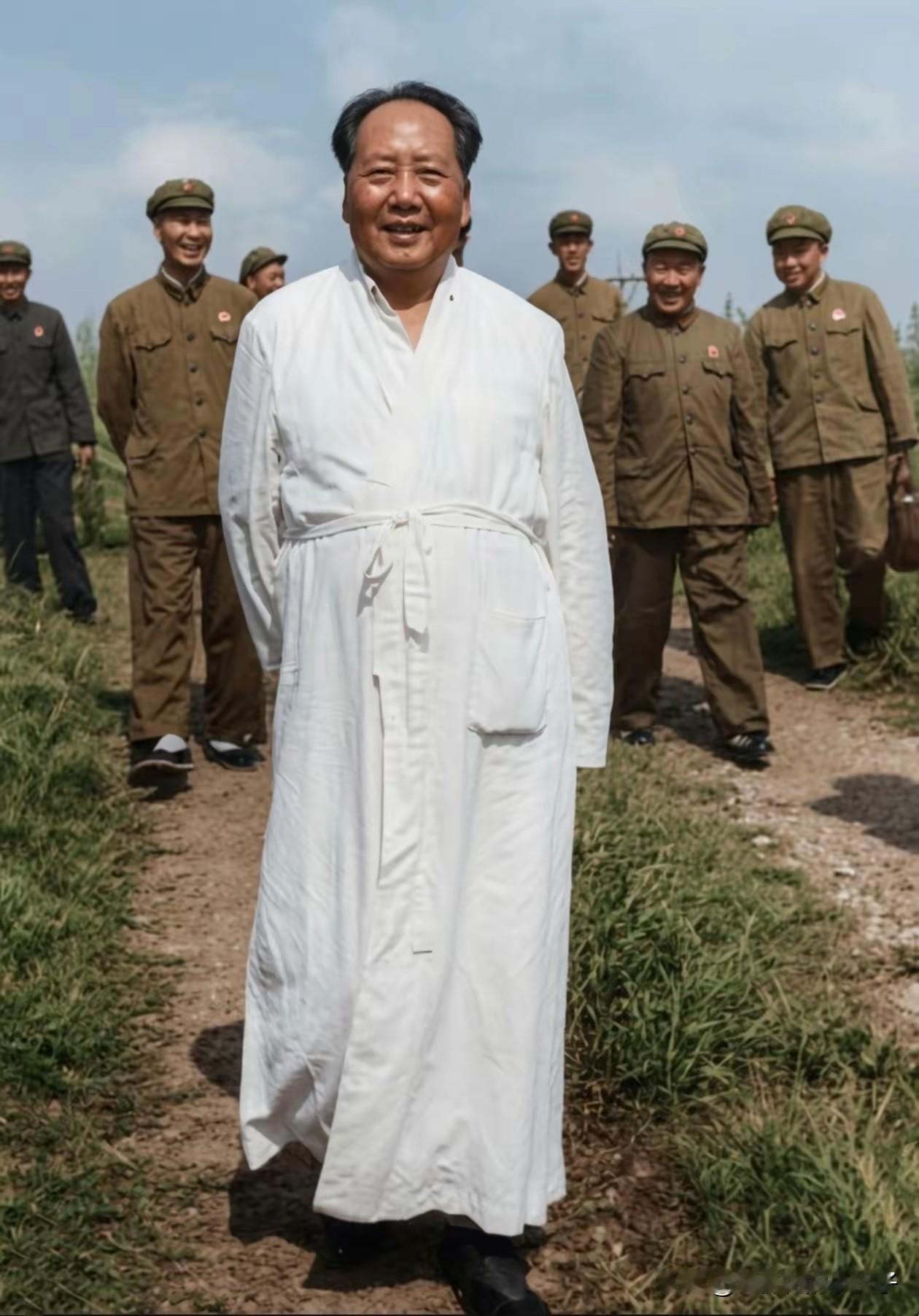 这张老照片你见过么？这张老照片拍摄于1966年7月下旬，在：湖北武汉，东湖宾