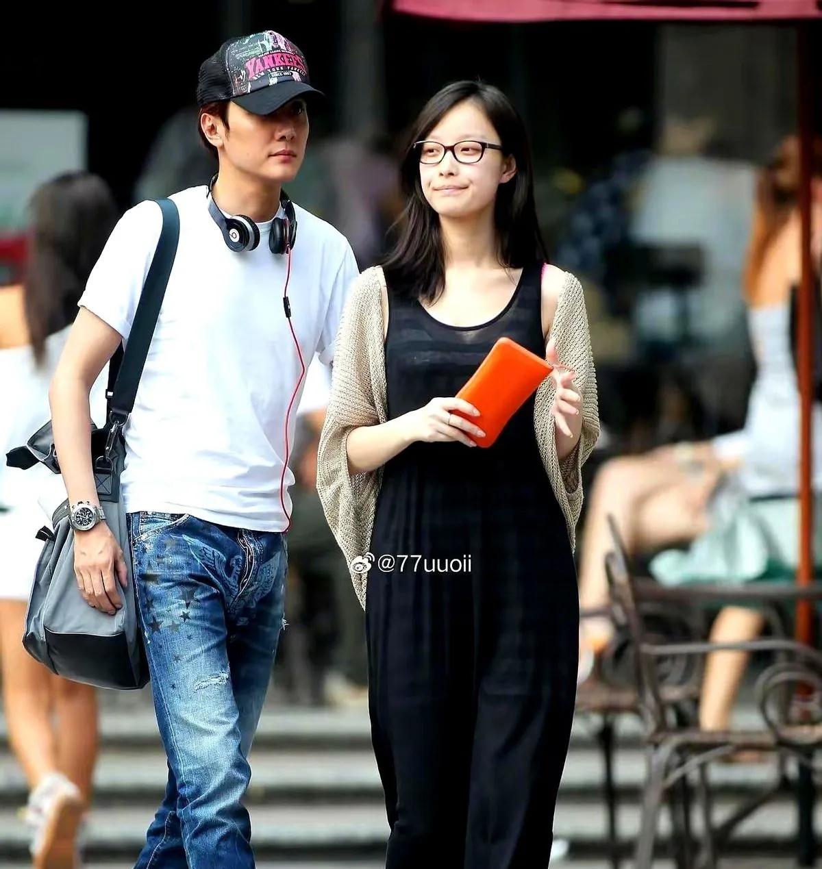 很多人说，看冯绍峰，要分两个阶段。跟倪妮在一起那几年，他整个人是松的。机场被拍