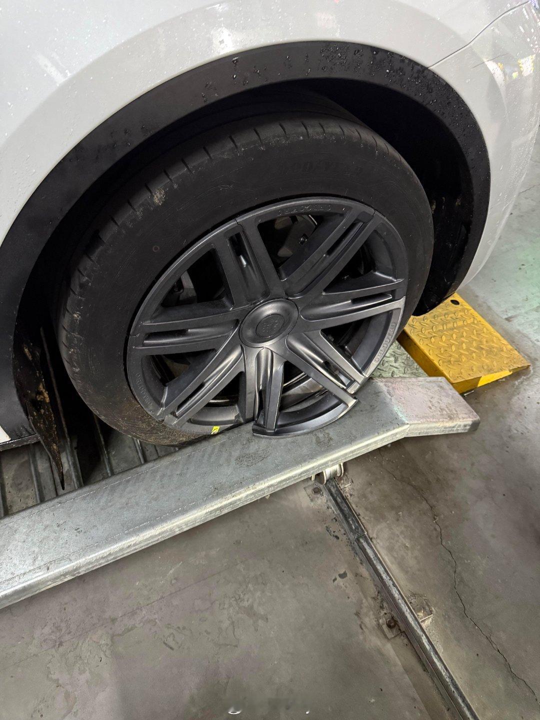 汽车轮毂这么软吗？停进去机械车位的车速应该也不快吧？