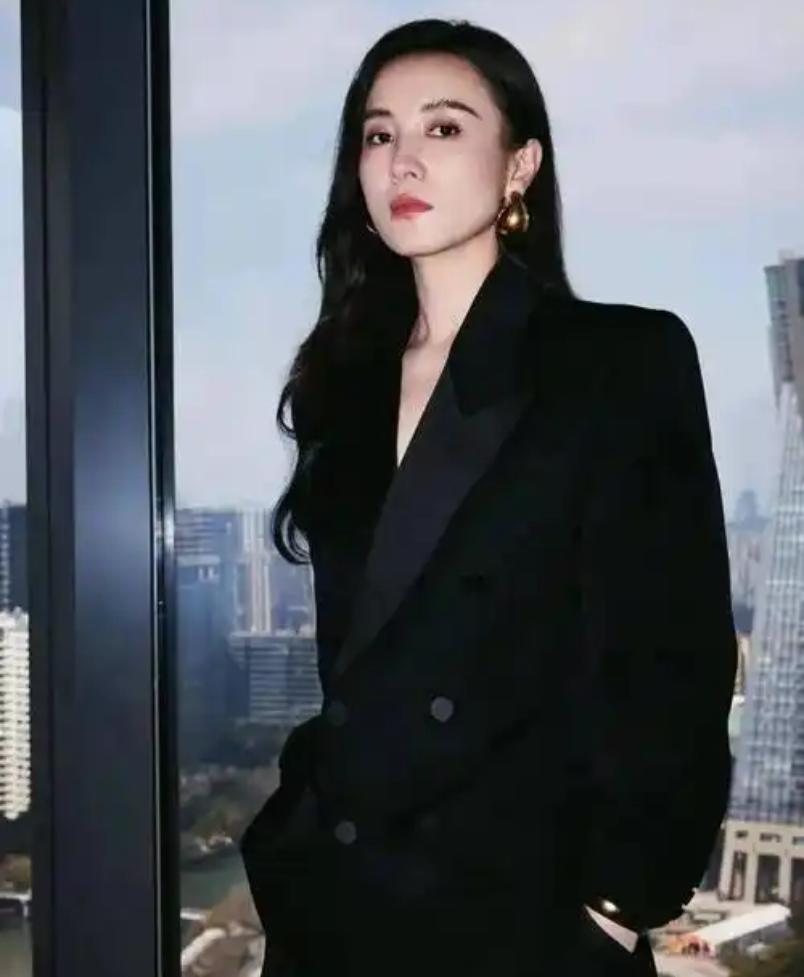 宋佳说，如今行业开机率只剩30%，把国产影视圈的窘迫直接摊在了台面上。拿着