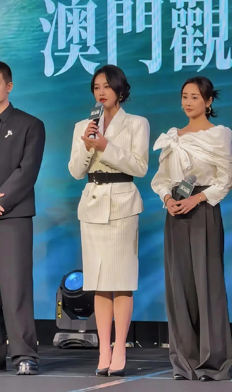 看了蓝盈莹和李纯，才知道身高的优势在哪里。平时看李纯很有古典气质，这一和蓝盈莹