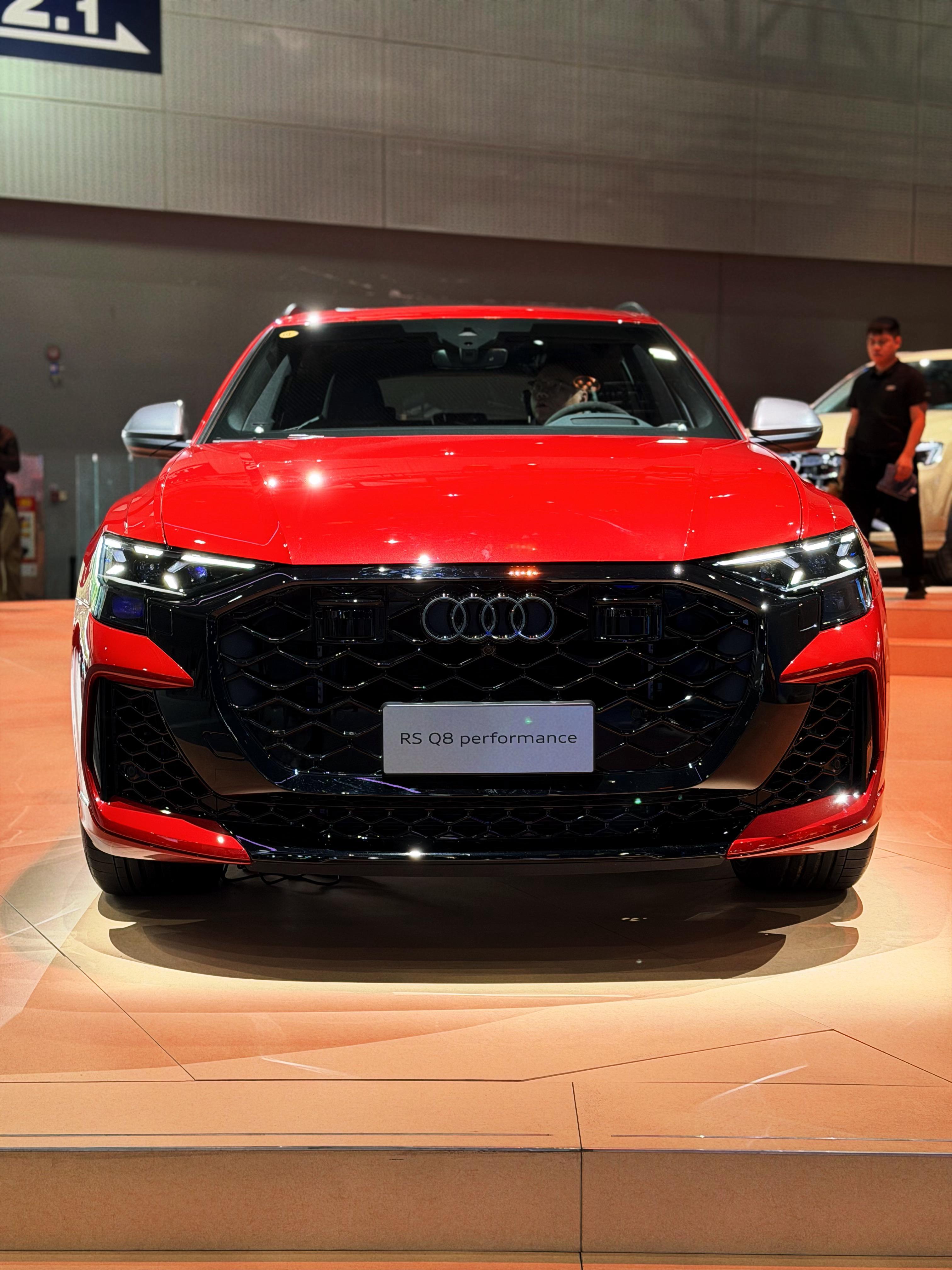 路过奥迪展台，RS6Avant不在家，RSQ8performance当门