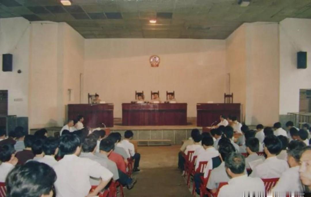 这事不是电影，是1993年真发生的事。陈绍明开着没保险的货车，晚上在黑龙潭路上