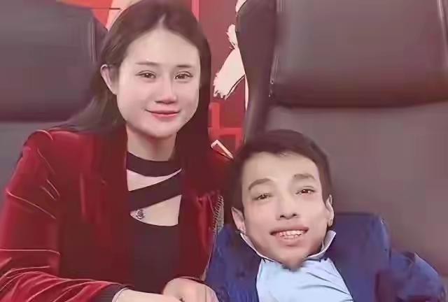 他是“轮椅总裁”，身高不到1米，却赚到3亿身价，后娶1米7美女秘书，今儿子比他还