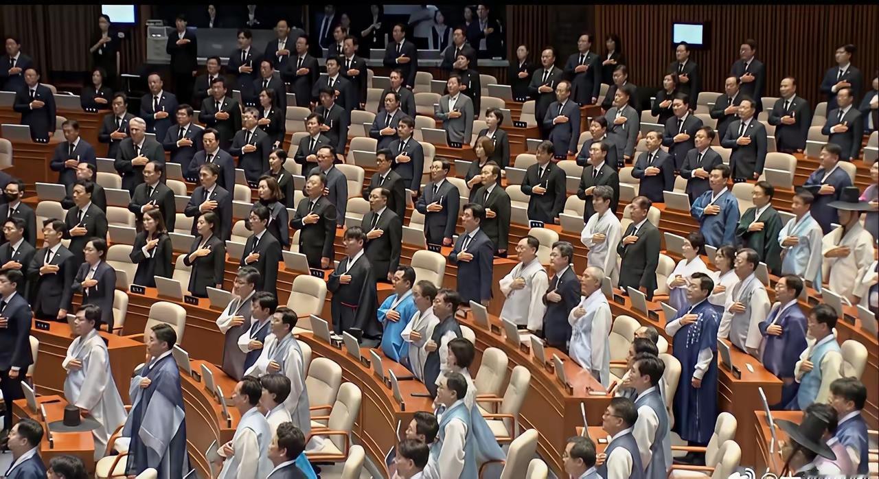 国民力量党真是不识趣，在出席国会上与民主共同党对着干起来。这时候在韩国的国会上看