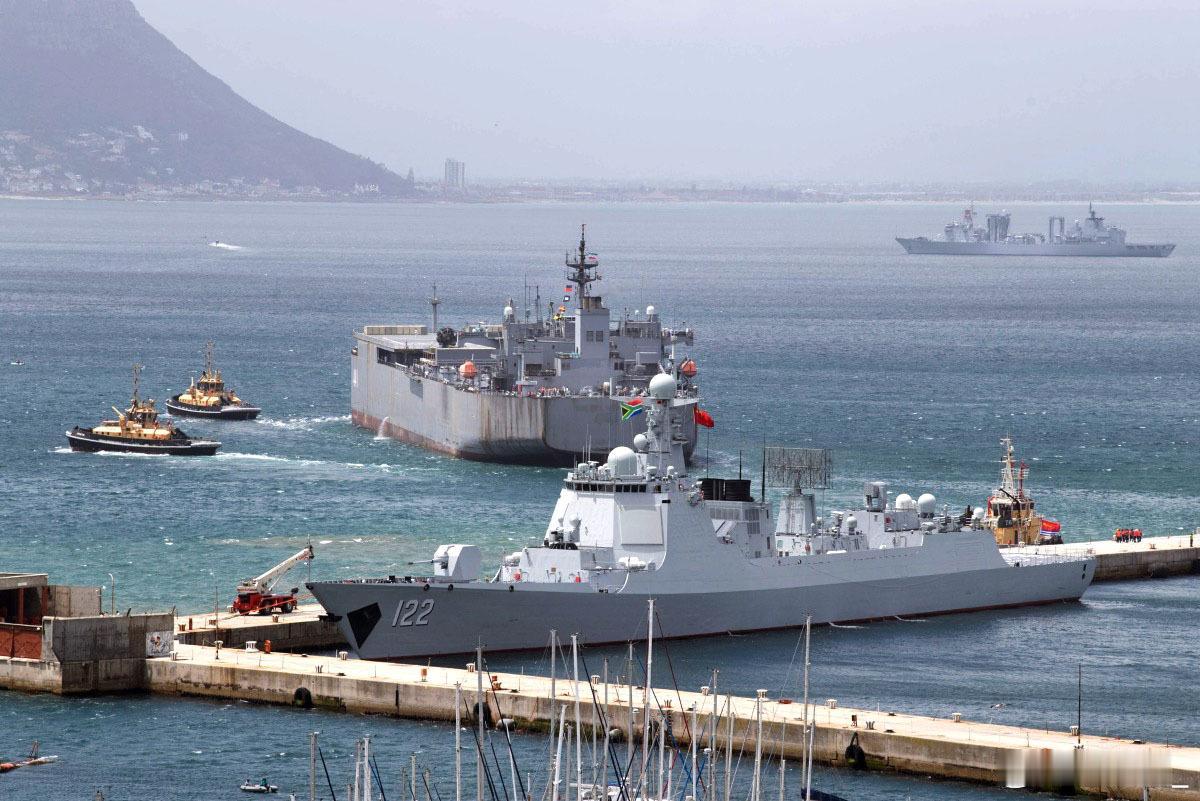 中国海军052D型驱逐舰122号“唐山”舰、889“太湖”号补给舰抵达南非开普敦