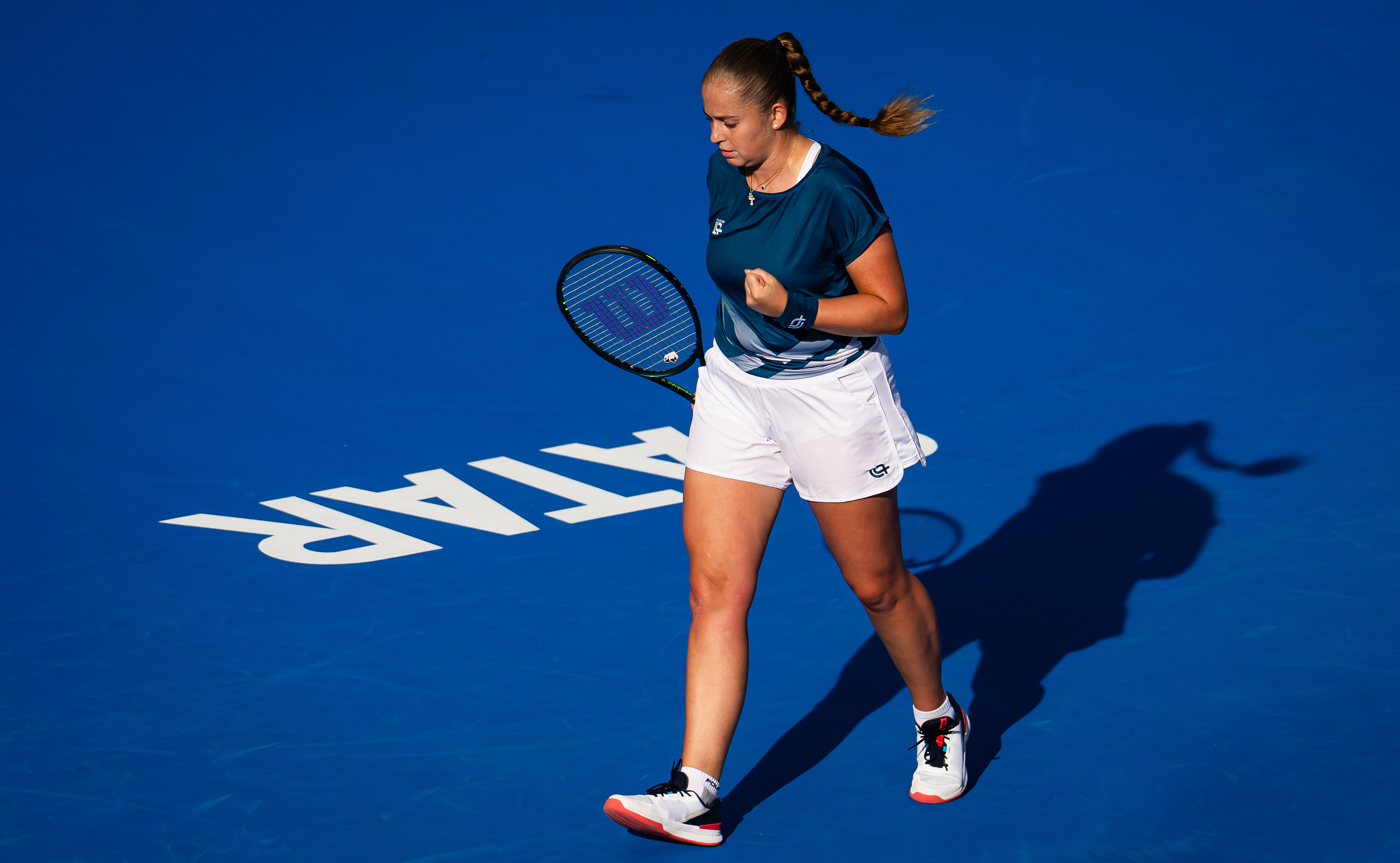 在福地继续前进👣WTA1000多哈站1/4决赛，奥斯塔彭科以7-56-4击败