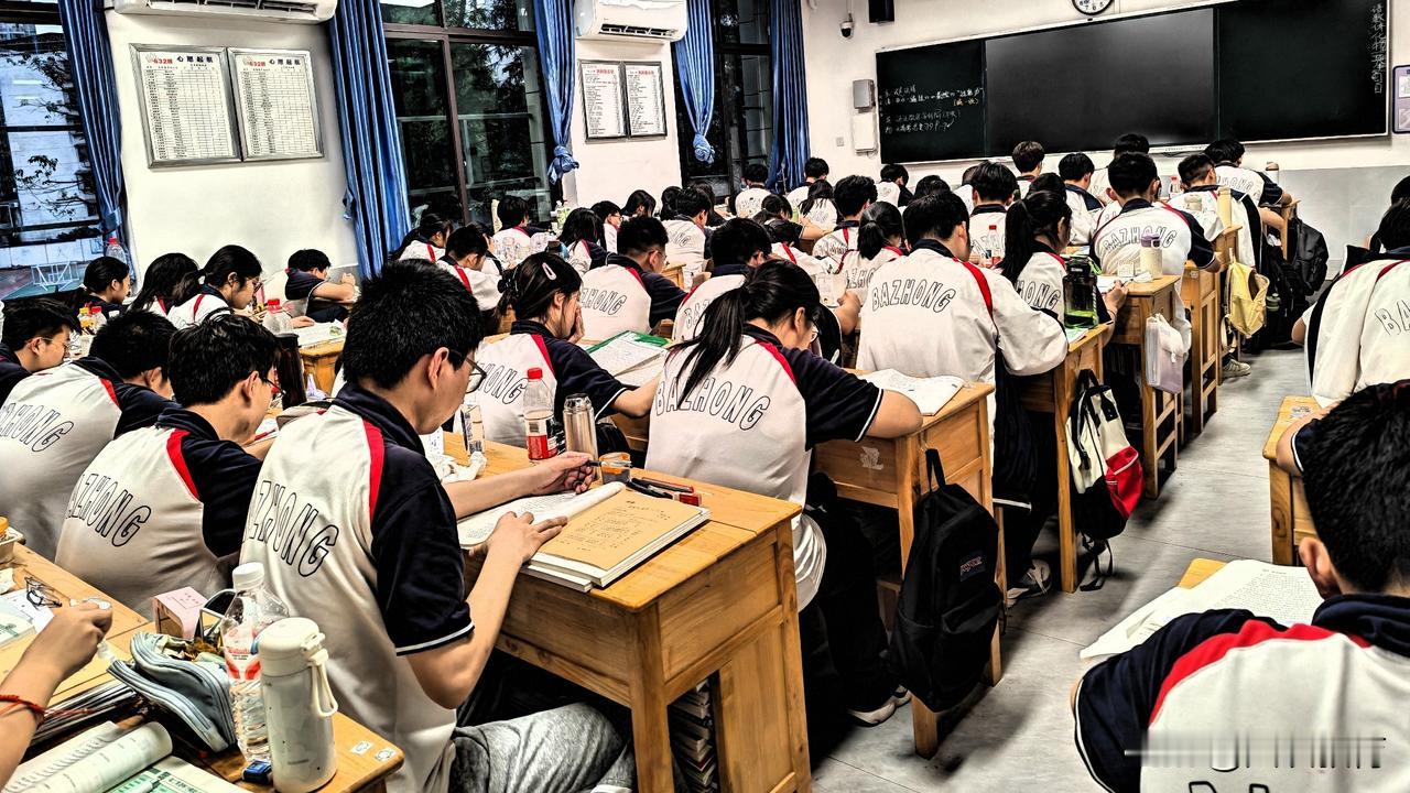 不能以牺牲老师利益换取校园和谐表面的校园和睦，不该靠委屈教师、退让原则换来