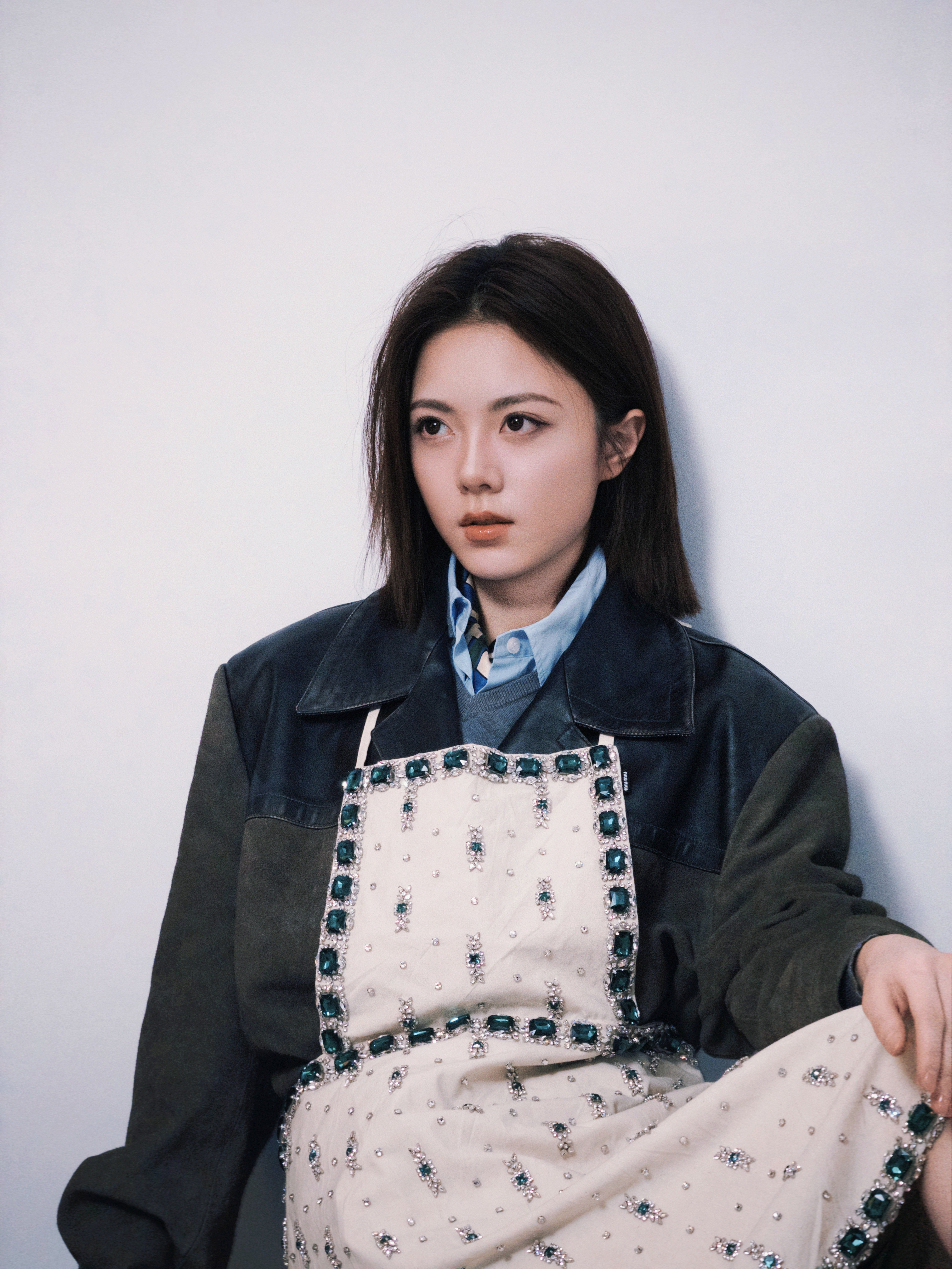 赵今麦｜赵今麦镶钻围裙造型虽未能到场观秀，线上的宣传肯定不能少，来自品牌大使