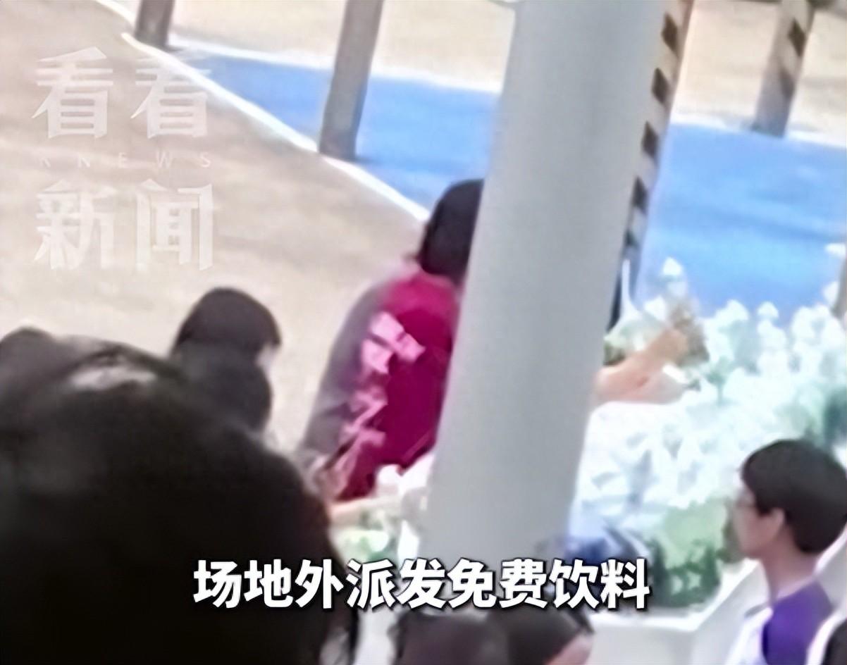 细思极恐！香港，几名陌生人笑着把一瓶瓶“尖叫”运动饮料塞到玛利诺中学陆运会学生手