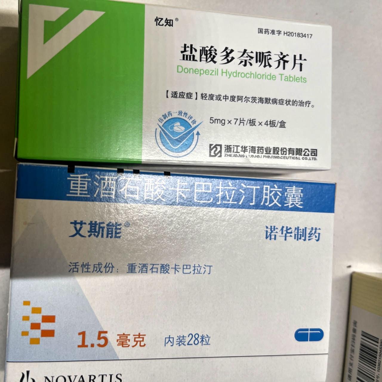 6年前，老太太被确诊为阿尔兹海默症。医生说这种病基本不可逆，药物只能起到延缓作用