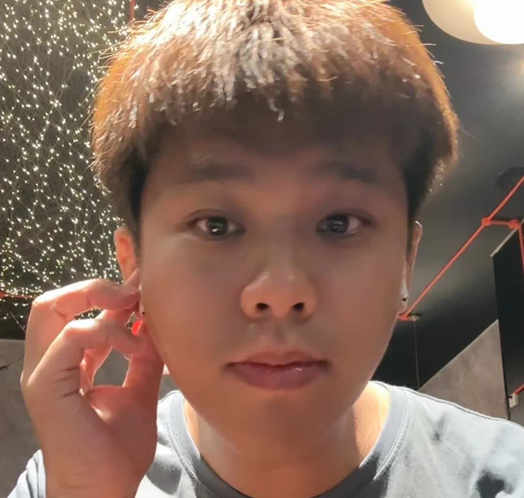 葛斯齐深夜开播，称呼王伟忠为伟忠哥，他说他之前有许雅钧的料，打电话给王伟忠！
