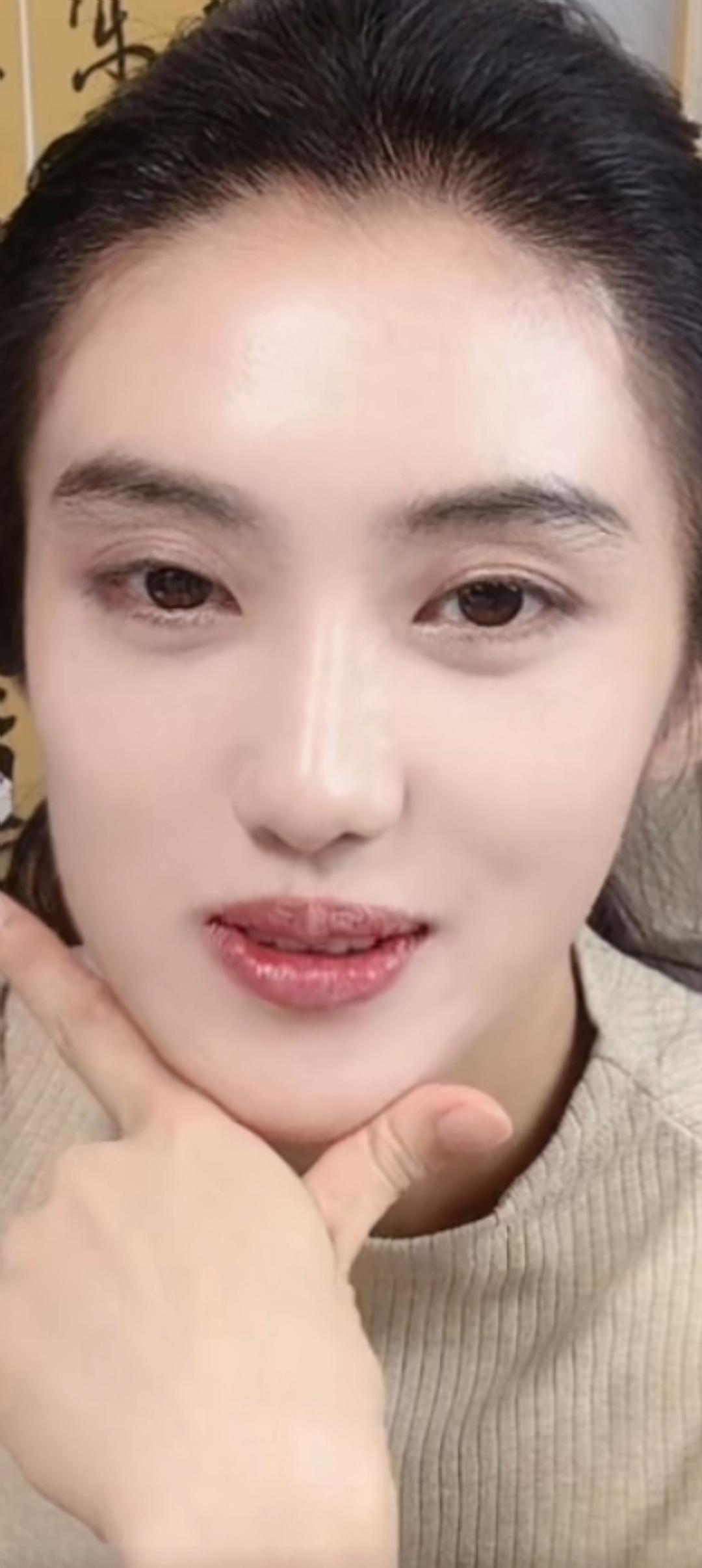 这姑娘在摆个可爱的姿势呢。