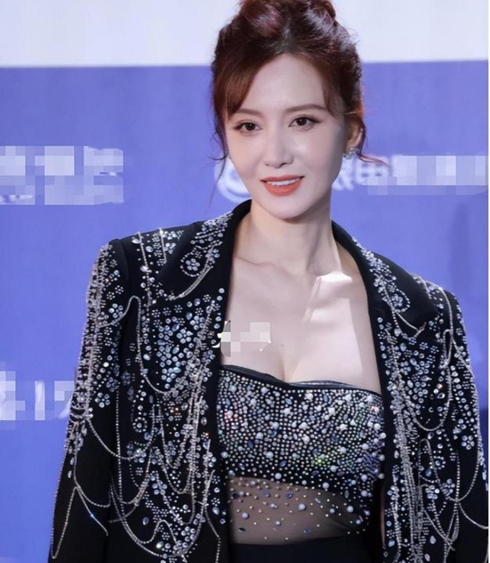 北影节红毯现场：张萌穿深V透视，江疏影勒出副乳，高圆圆脸发黄娱乐明星